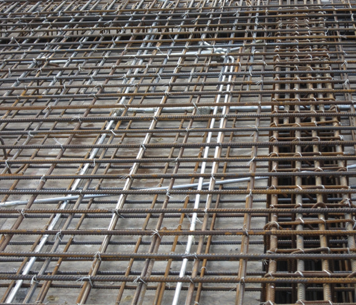 郭家莊B地塊棚戶區(qū)改造項目地下室頂板鋼筋綁扎及預(yù)埋管鋪設(shè)